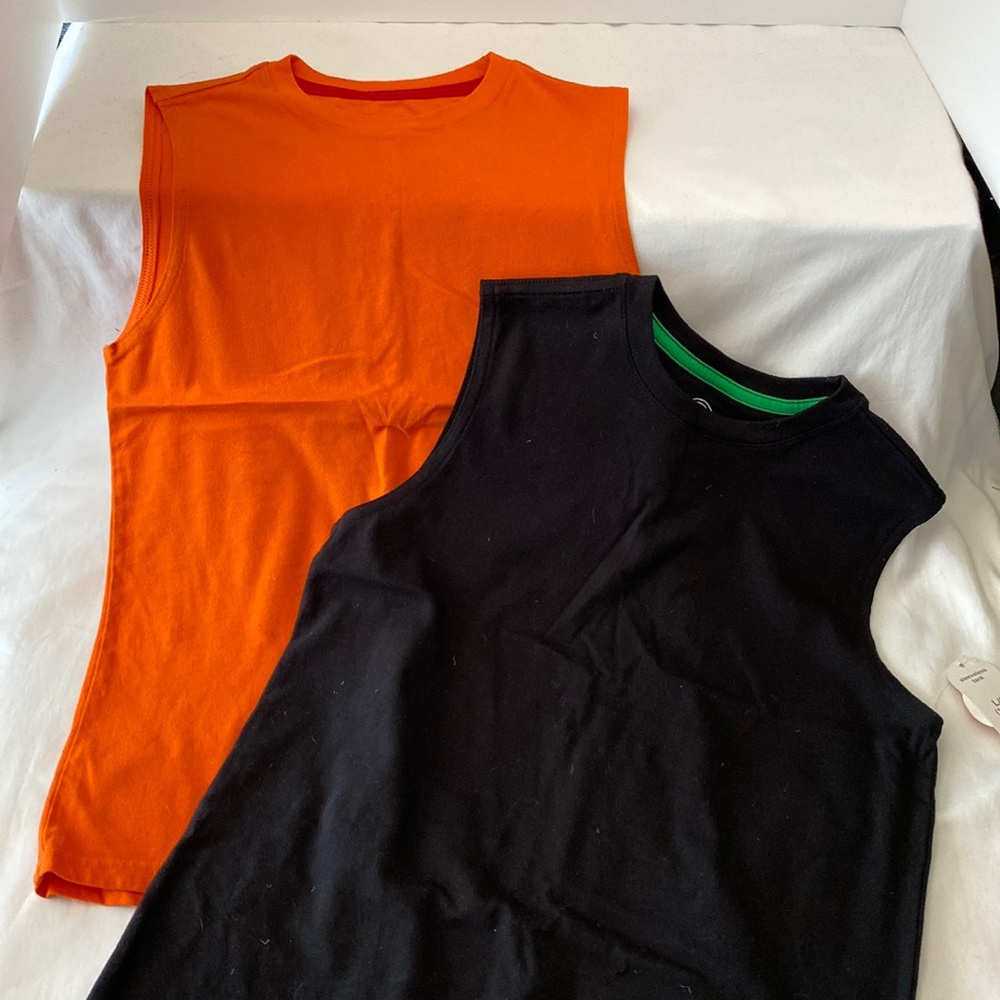 2 sleeveless tanks